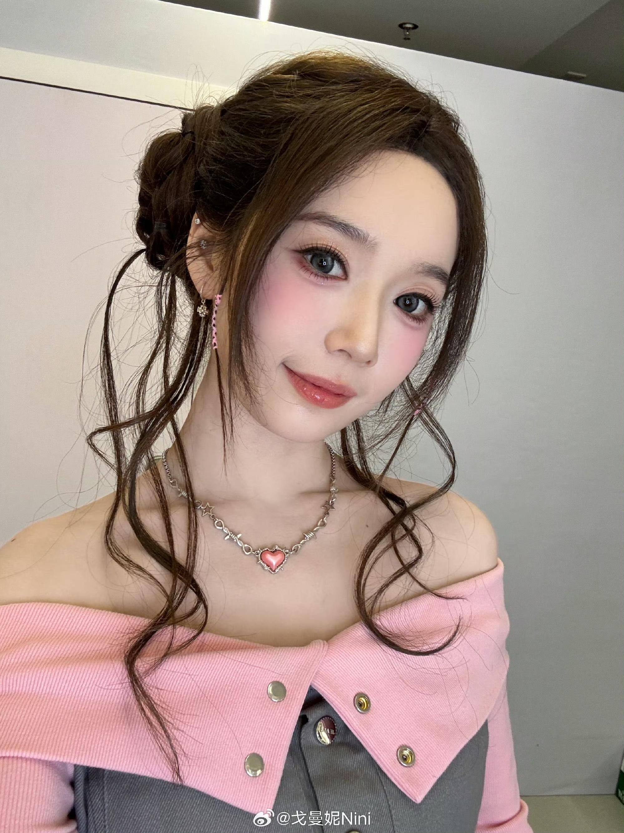 戈曼妮晒照：犯了一些翻译上的错误，下次会竖起耳朵仔细听