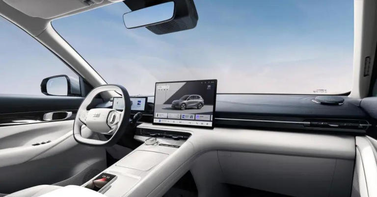 又一价格屠夫！从10.98万降到9万多，终身质保，剑指比亚迪元PLUS