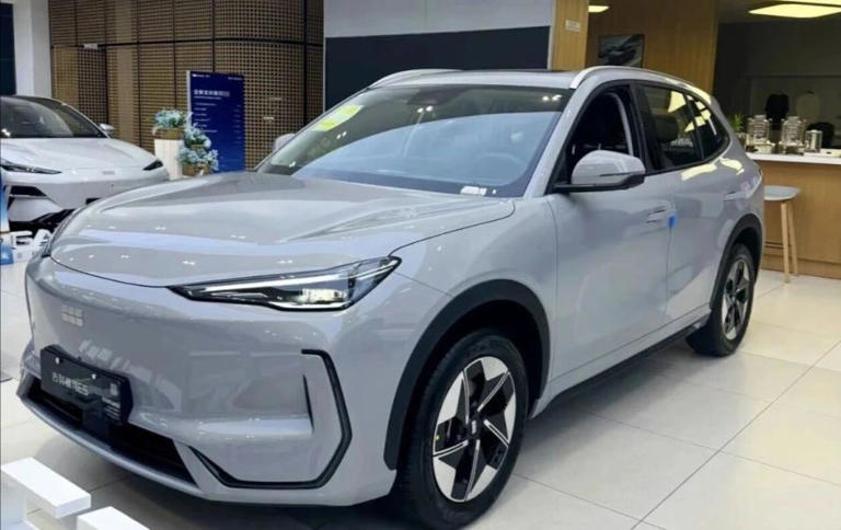 又一价格屠夫！从10.98万降到9万多，终身质保，剑指比亚迪元PLUS