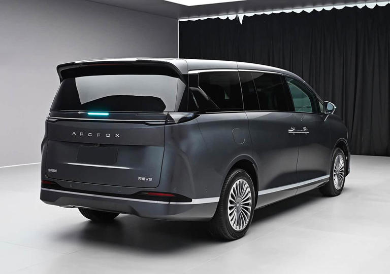 国产又一大7座MPV，车长5300mm，侧滑门，纯电续航300km