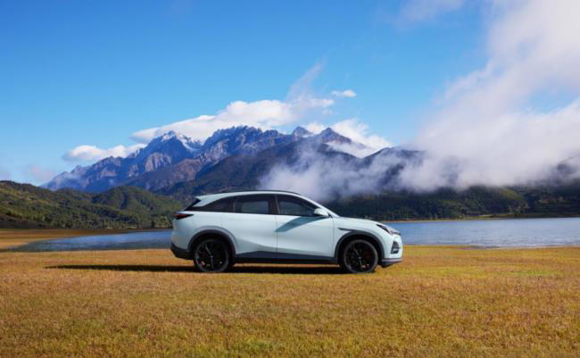 极狐新阿尔法S5座椅暗藏彩蛋，云绒材质+按摩功能破解长途疲惫？