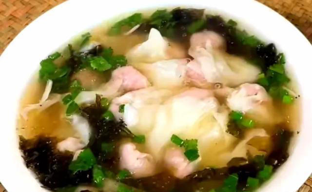 饭店馄饨为啥好吃? 原来汤汁有窍门，简单易学，出锅10斤没够吃