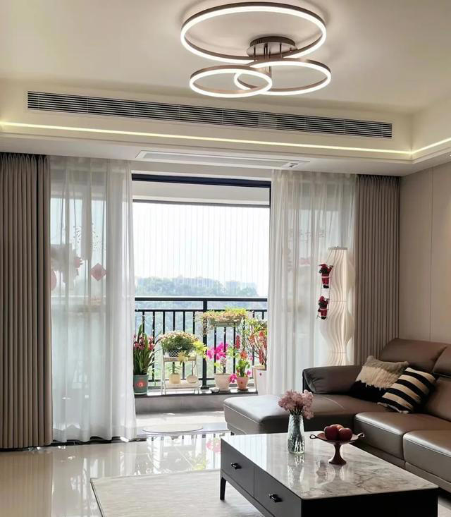 浙江一女主晒出150㎡轻奢风的家，全屋干净明亮，那叫一个高级。