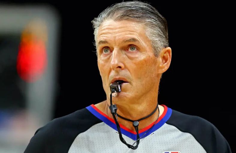 NBA官宣季后赛+附加赛36名裁判名单：福斯特领衔 存唯一女裁判