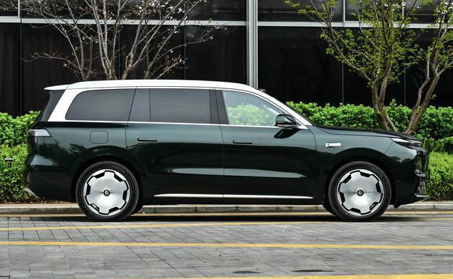 零跑D19，双8797芯片、VLA大模型，增程纯电续航500km，双腔空悬