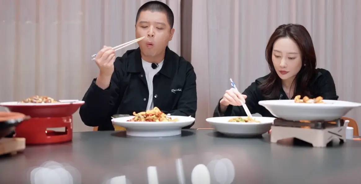 马頔李纯真节俭，自驾去天津开13万电车，2人点6个菜吃不完还打包