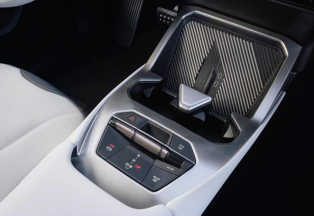 性能版宝马iX3，搭载双电机四驱，最大马力630匹，续航805km