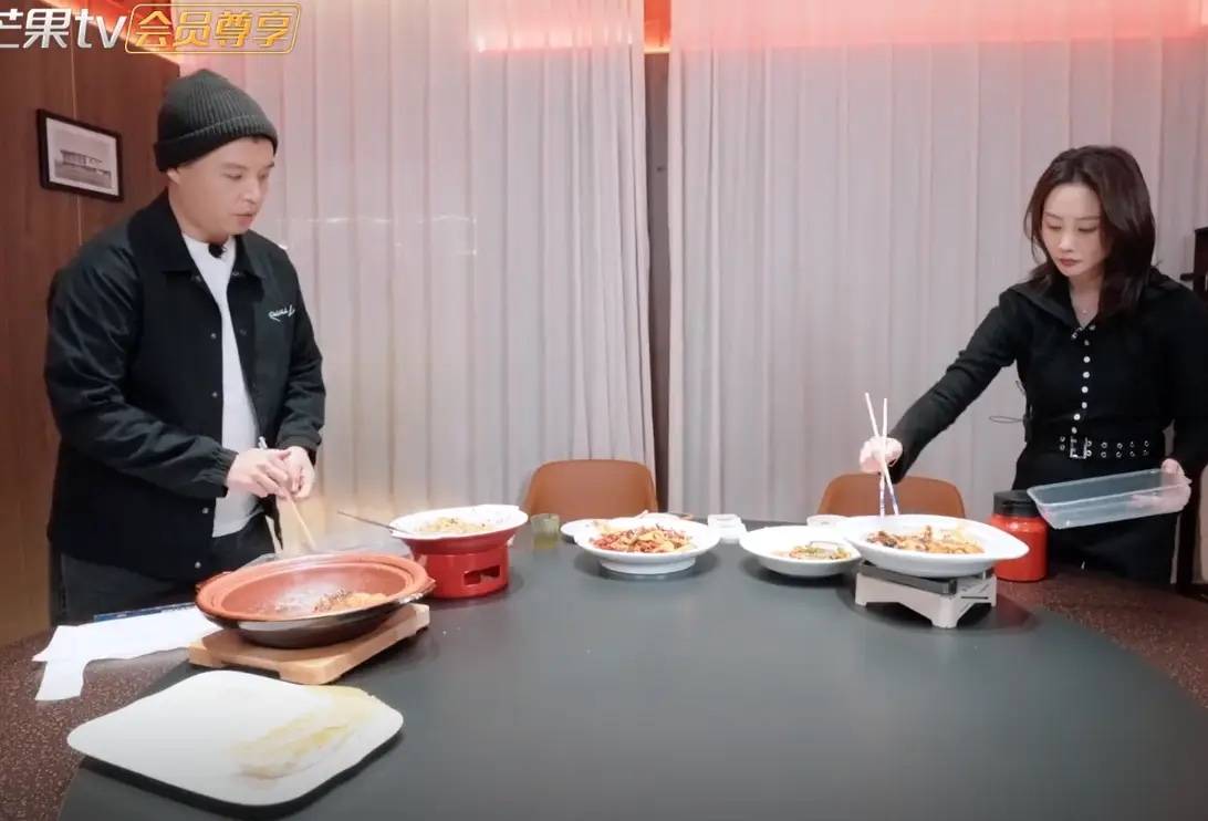 马頔李纯真节俭，自驾去天津开13万电车，2人点6个菜吃不完还打包