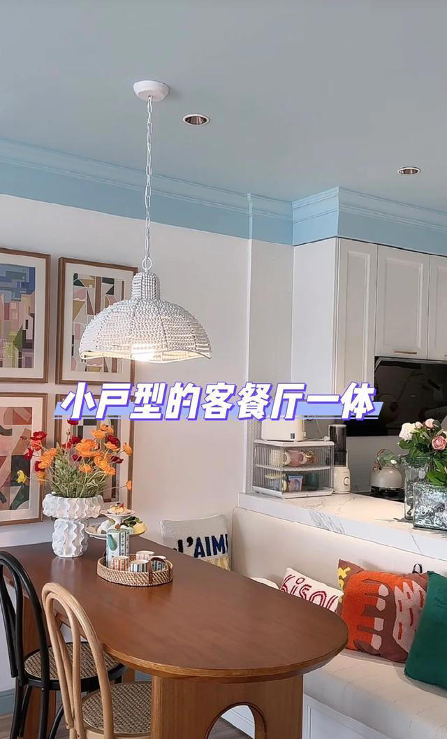 为什么越来越多的年轻人喜欢把餐桌搬到客厅? 网友: 太机智了!