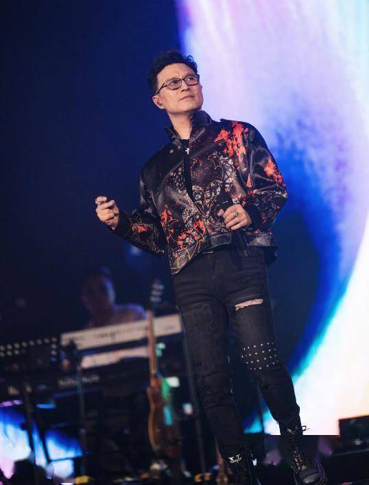 离婚不到三年，汪峰还是那个汪峰，可章子怡“面相”真的变了