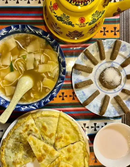 甘南藏包，牦牛肉馅带汤汁，吃前先吸一口