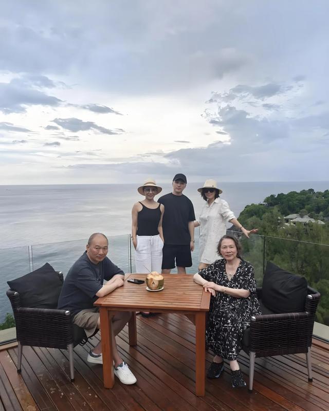 刘嘉玲日本度假被偶遇，脸绷得紧、双下巴却明显，网友辣评像蔡明