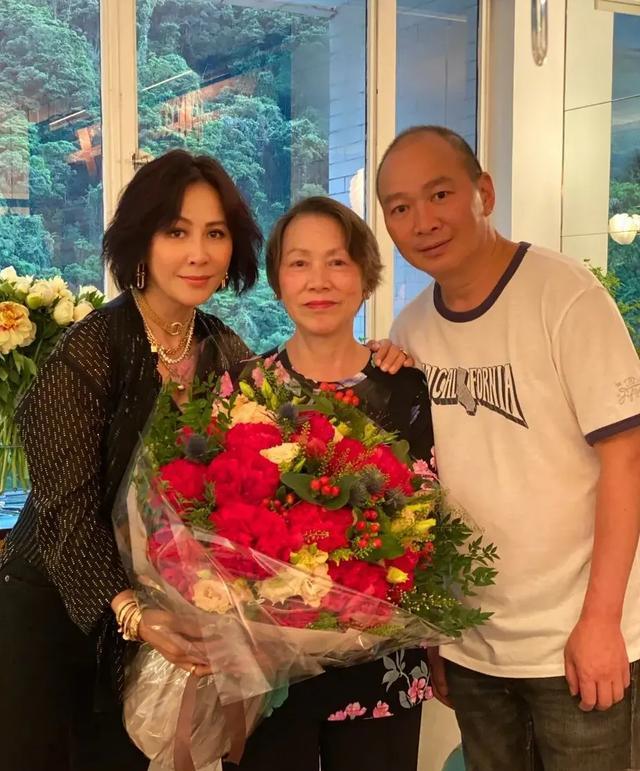 刘嘉玲日本度假被偶遇，脸绷得紧、双下巴却明显，网友辣评像蔡明