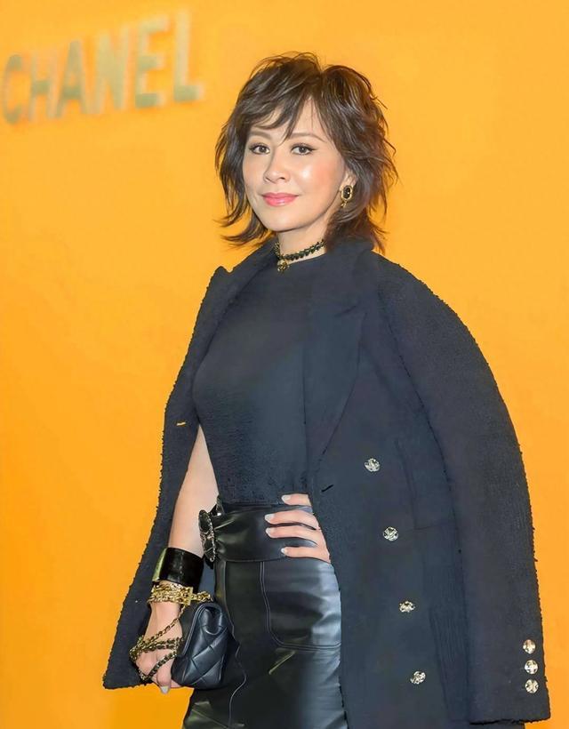 刘嘉玲日本度假被偶遇，脸绷得紧、双下巴却明显，网友辣评像蔡明