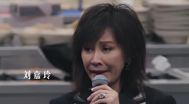 刘嘉玲日本度假被偶遇，脸绷得紧、双下巴却明显，网友辣评像蔡明