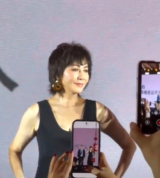 刘嘉玲日本度假被偶遇，脸绷得紧、双下巴却明显，网友辣评像蔡明