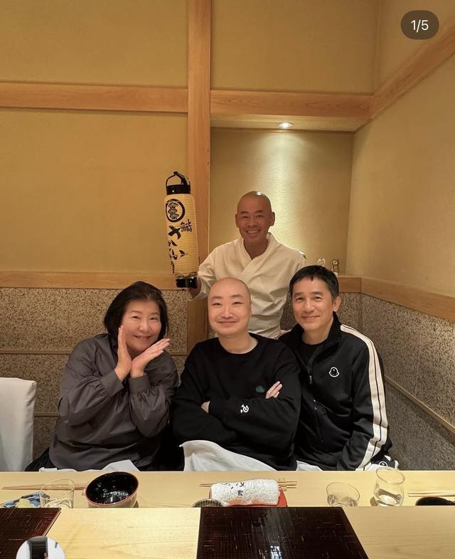 刘嘉玲日本度假被偶遇，脸绷得紧、双下巴却明显，网友辣评像蔡明