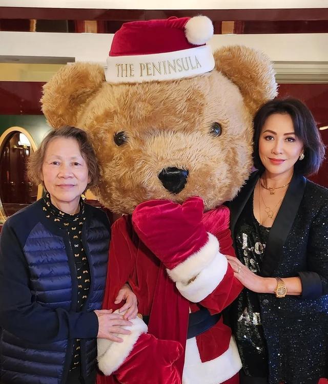 刘嘉玲日本度假被偶遇，脸绷得紧、双下巴却明显，网友辣评像蔡明