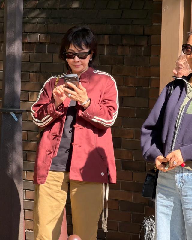 刘嘉玲日本度假被偶遇，脸绷得紧、双下巴却明显，网友辣评像蔡明