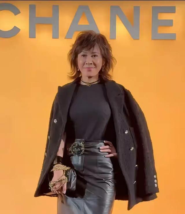 刘嘉玲日本度假被偶遇，脸绷得紧、双下巴却明显，网友辣评像蔡明