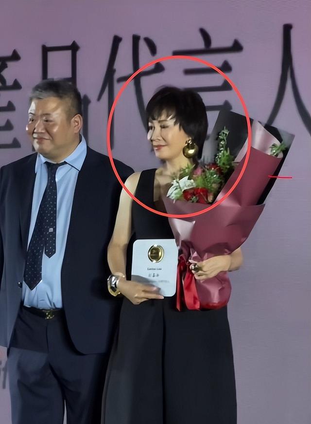 刘嘉玲日本度假被偶遇，脸绷得紧、双下巴却明显，网友辣评像蔡明