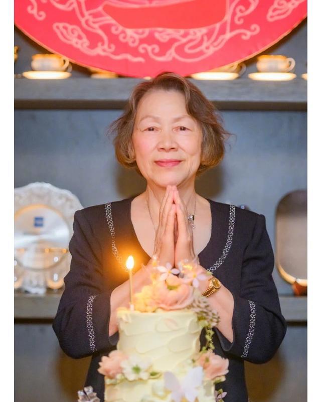 刘嘉玲日本度假被偶遇，脸绷得紧、双下巴却明显，网友辣评像蔡明