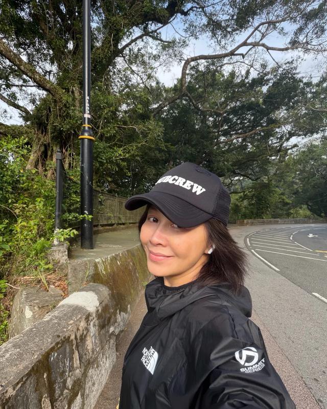 刘嘉玲日本度假被偶遇，脸绷得紧、双下巴却明显，网友辣评像蔡明