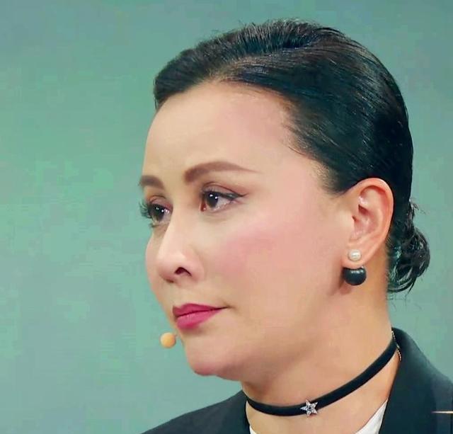 刘嘉玲日本度假被偶遇，脸绷得紧、双下巴却明显，网友辣评像蔡明