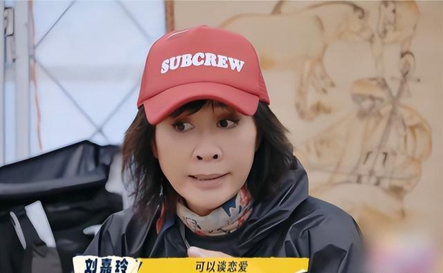 刘嘉玲日本度假被偶遇，脸绷得紧、双下巴却明显，网友辣评像蔡明