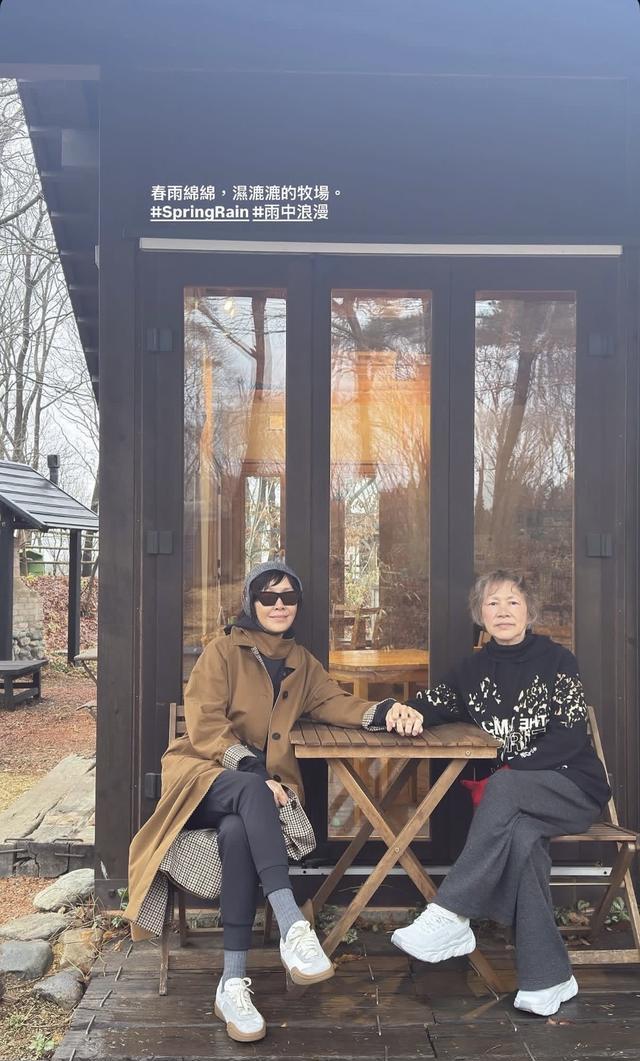 刘嘉玲日本度假被偶遇，脸绷得紧、双下巴却明显，网友辣评像蔡明