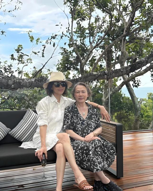 刘嘉玲日本度假被偶遇，脸绷得紧、双下巴却明显，网友辣评像蔡明