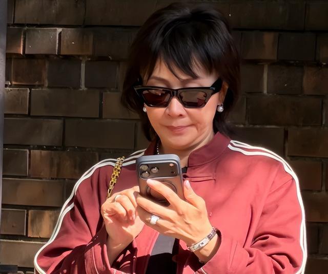 刘嘉玲日本度假被偶遇，脸绷得紧、双下巴却明显，网友辣评像蔡明