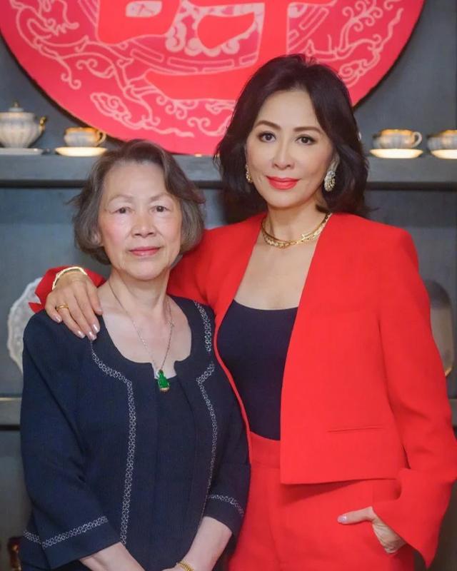 刘嘉玲日本度假被偶遇，脸绷得紧、双下巴却明显，网友辣评像蔡明