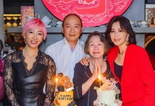 刘嘉玲日本度假被偶遇，脸绷得紧、双下巴却明显，网友辣评像蔡明