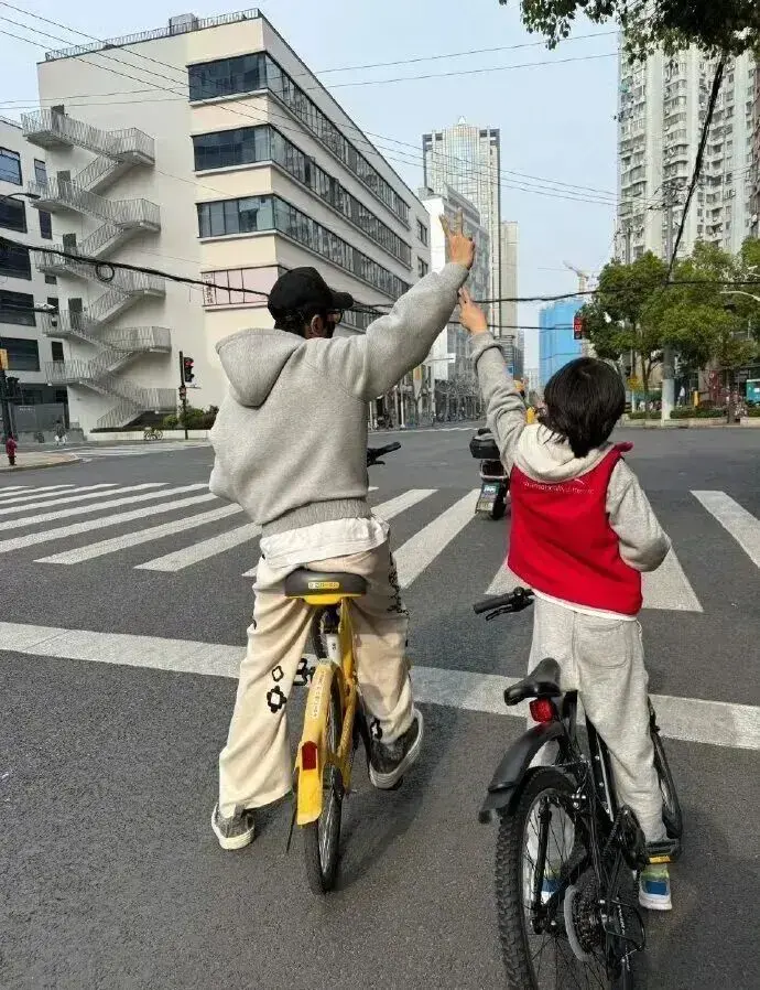 黄晓明带9岁儿子上路骑行，被指违法