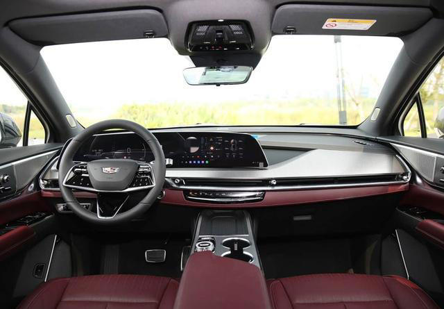 凯迪拉克XT5仅售22万多，蜂鸟底盘“三件套”，每秒500次扫描地面