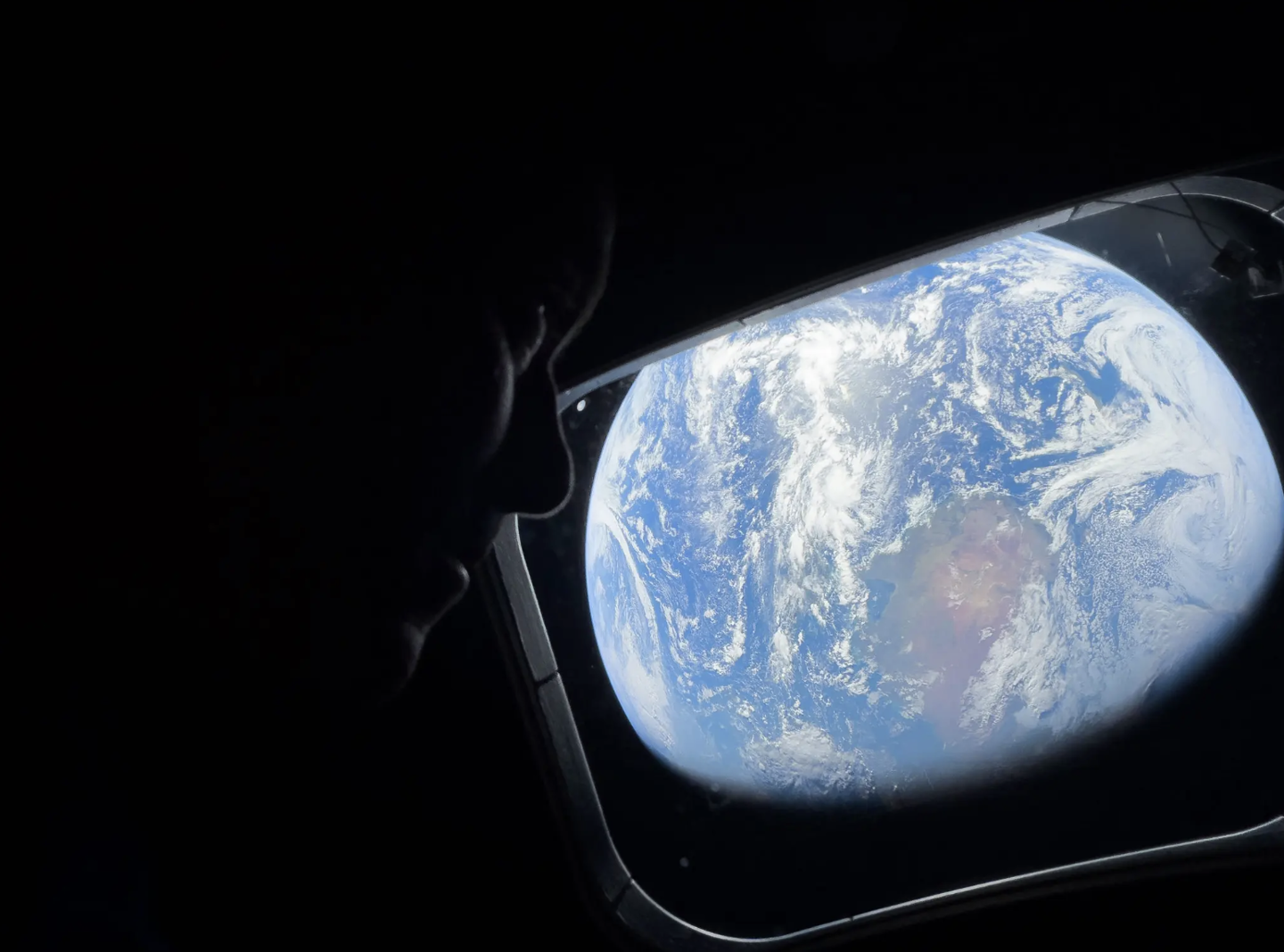 NASA 分享宇航员太空拍地球照片，意外宣传 iPhone 17 Pro