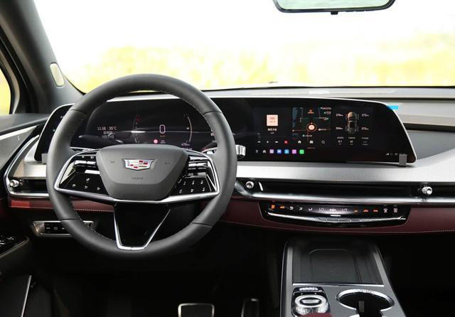 凯迪拉克XT5仅售22万多，蜂鸟底盘“三件套”，每秒500次扫描地面