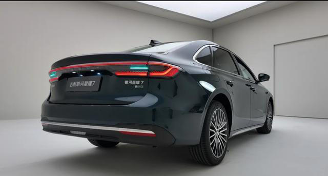 不到10万的“7系平替”？吉利星耀7，把中级车市场彻底卷变天了