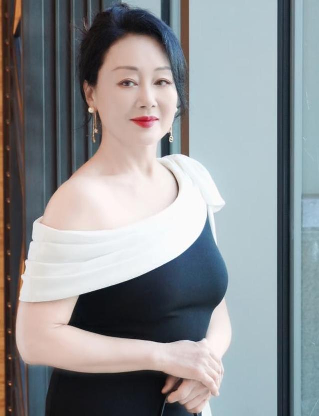 从纽约餐馆洗碗工到金鹰视后，王姬的“狠”藏了三十年