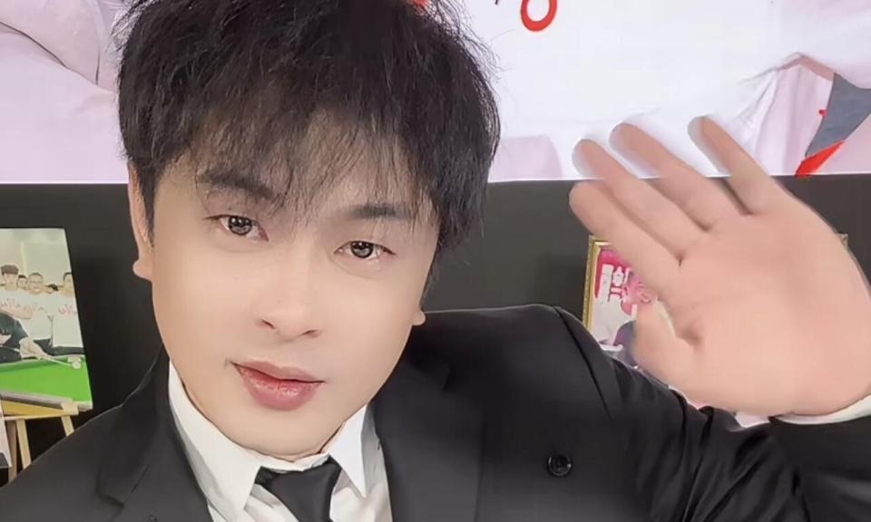 辛巴高调回归？4500万粉大网红当场下跪拜师，退网剧本又演砸了