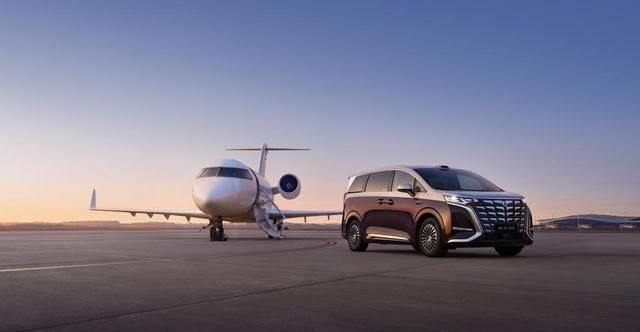 新款腾势D9除三电外，豪华、底盘也全面提升，能打败D9的只有新D9