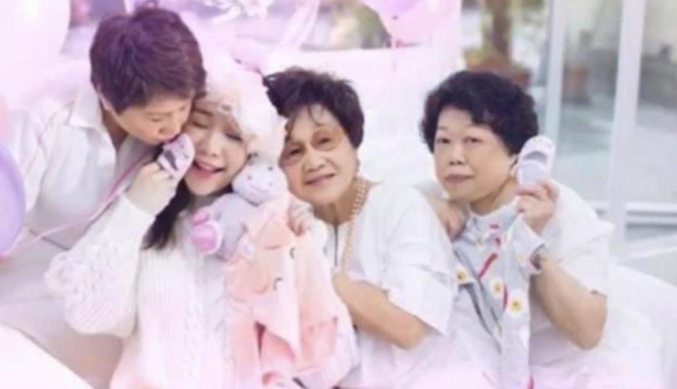 何鸿燊大房保姆离世，赌王孙女晒照难掩悲痛，称对方是第二个妈妈