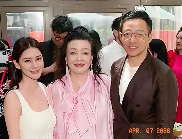 张兰68岁生日网友送祝福，刘建国在大S雕像前告状，打脸S妈和小S