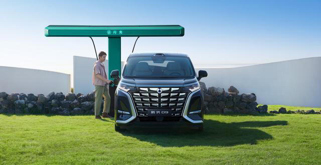 新款腾势D9除三电外，豪华、底盘也全面提升，能打败D9的只有新D9