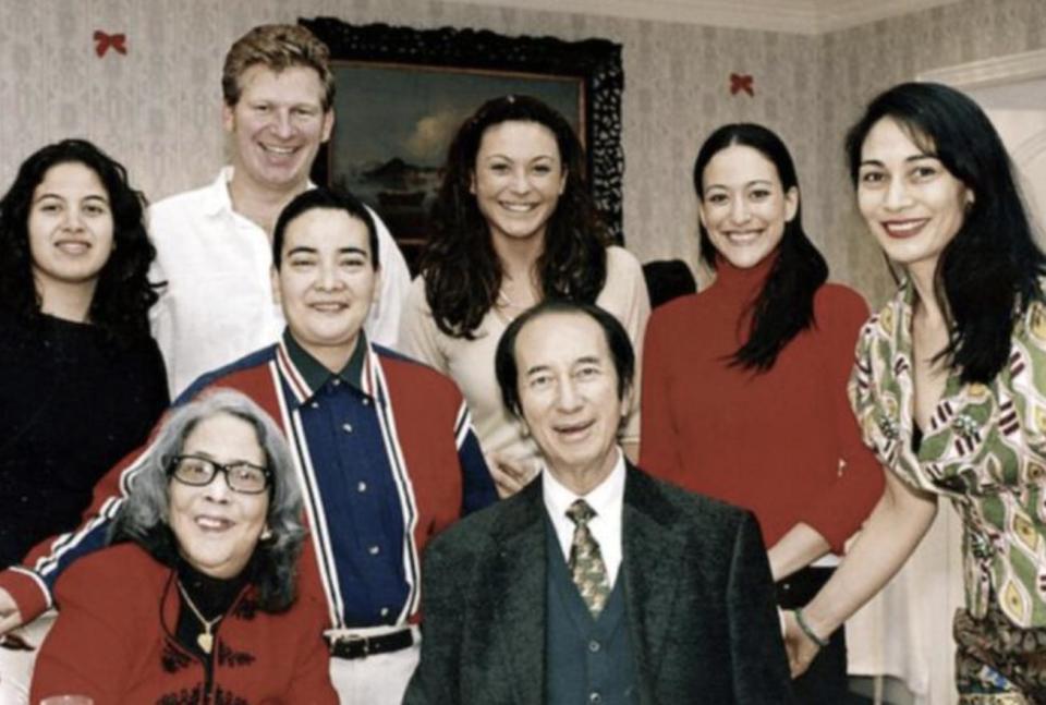 何鸿燊大房保姆离世，赌王孙女晒照难掩悲痛，称对方是第二个妈妈