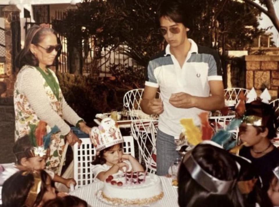 何鸿燊大房保姆离世，赌王孙女晒照难掩悲痛，称对方是第二个妈妈