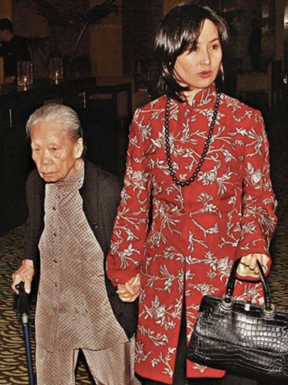 何鸿燊大房保姆离世，赌王孙女晒照难掩悲痛，称对方是第二个妈妈