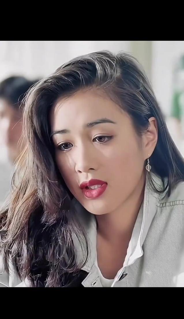 55岁钟丽缇直播跳操身材紧绷，网友质疑中年女性该如何穿衣？