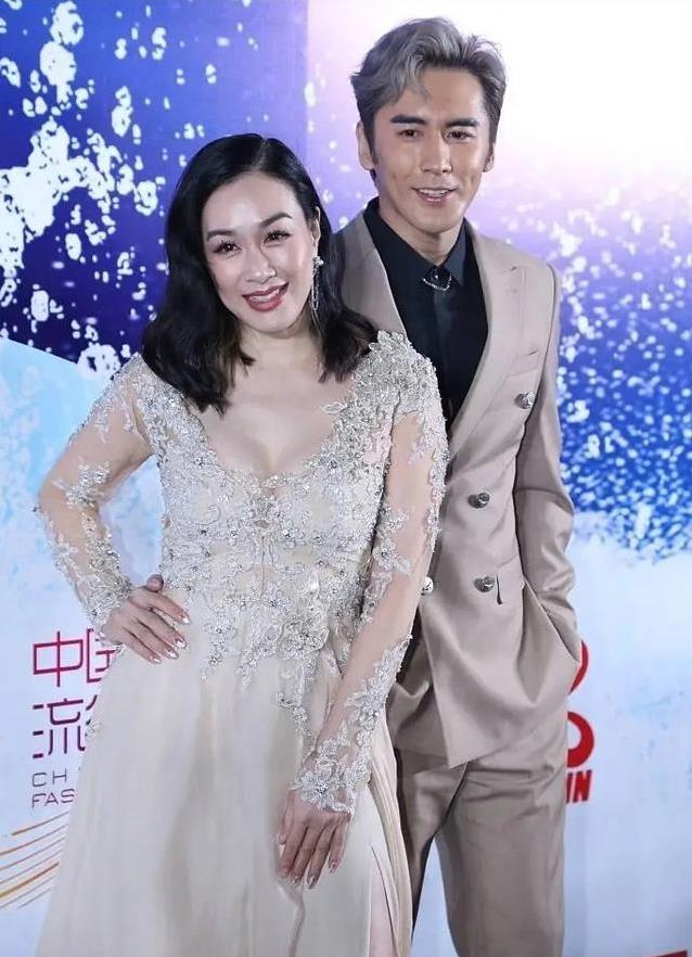 55岁钟丽缇直播跳操身材紧绷，网友质疑中年女性该如何穿衣？